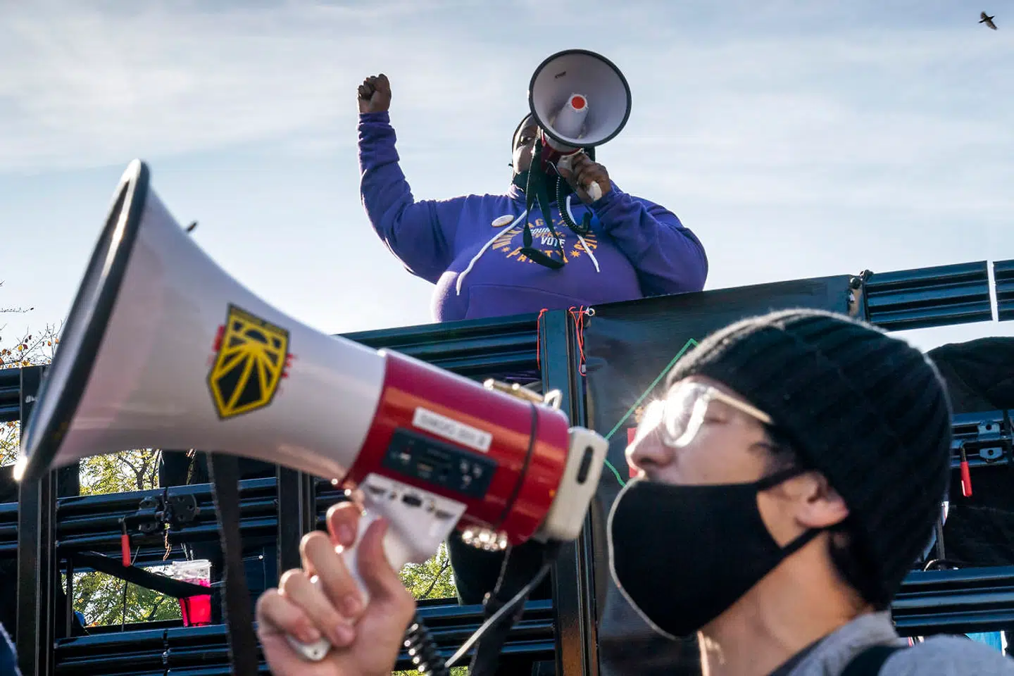 Resultatet lader vente på sig, da de afgørende svingstater skal have optalt brevstemmerne, før der kan udnævnes en vinder.