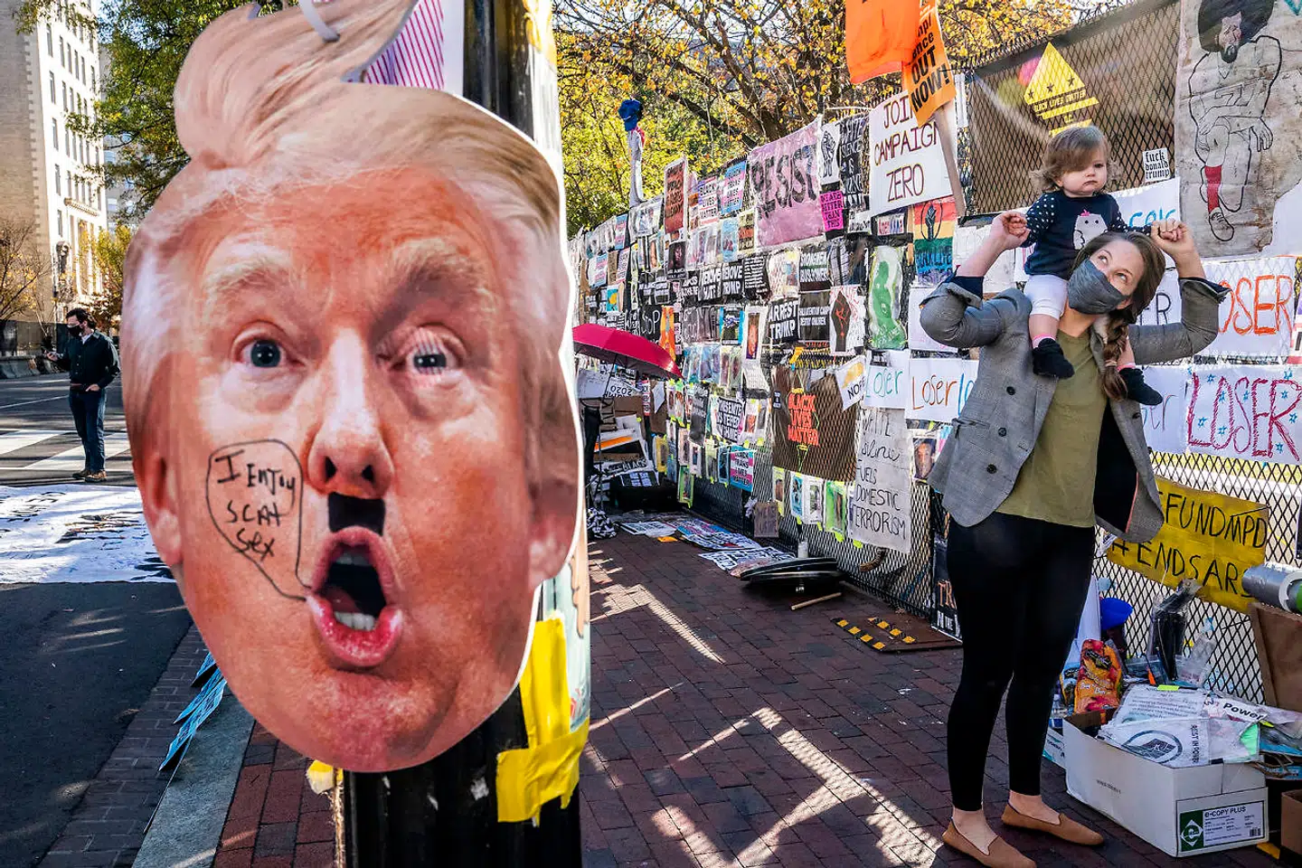 Demokraterne har flest støtter ved kysterne, og især i hovedstaden, Washington D.C., hvor disse billeder er taget, er støtten til Joe Biden massiv.