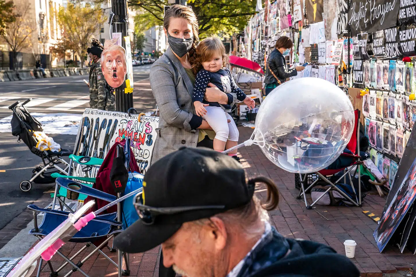 Amerikanerne venter på valgresultatet foran Det Hvide Hus.