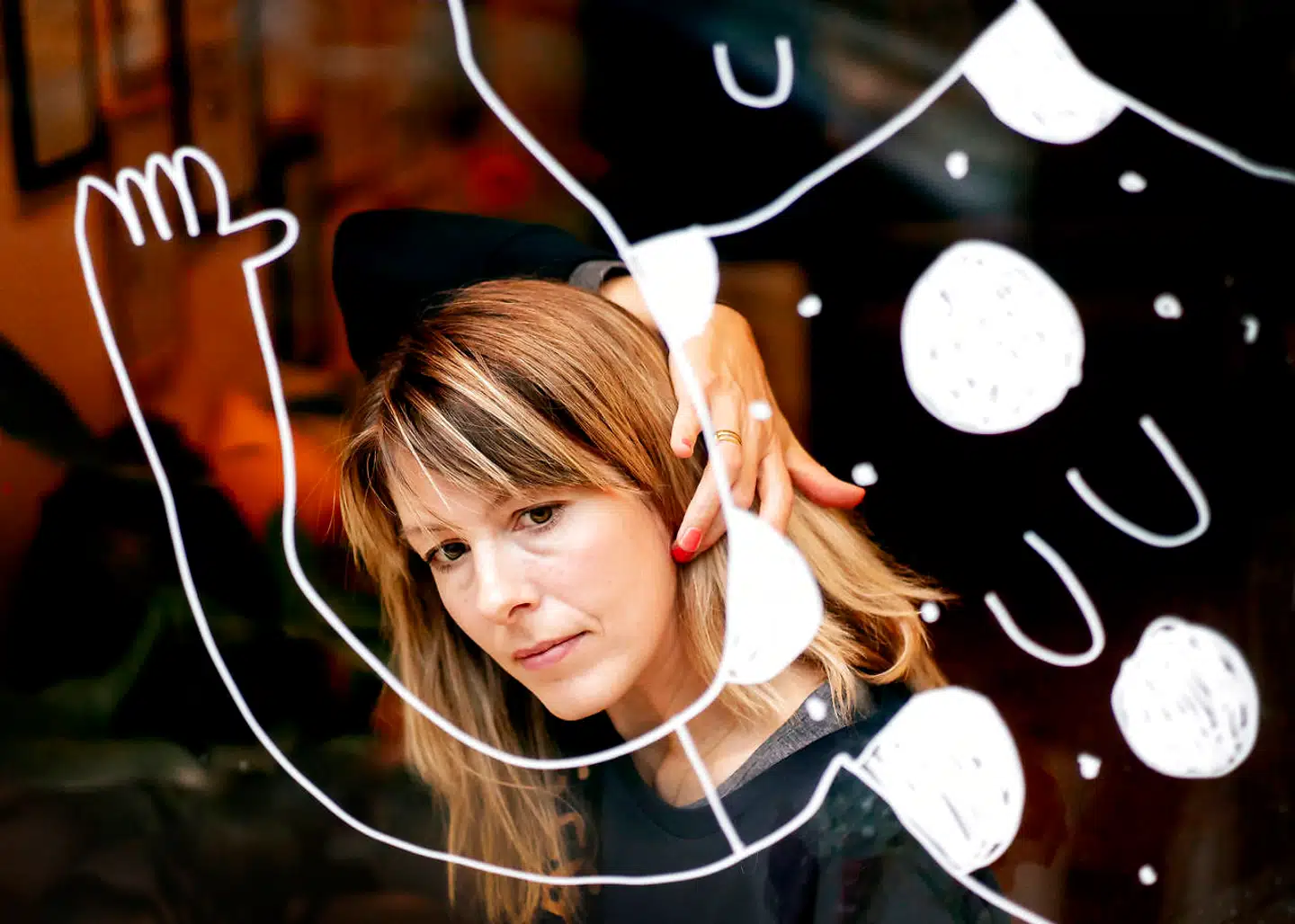 »Nogle gange går jeg næsten og venter på, at børnene opfører sig åndssvagt, så jeg kan tegne det. Men faktisk er de blevet mere sødere,« indrømmer Line Jensen, der har opbygget en business omkring sine tegninger med sin familie.