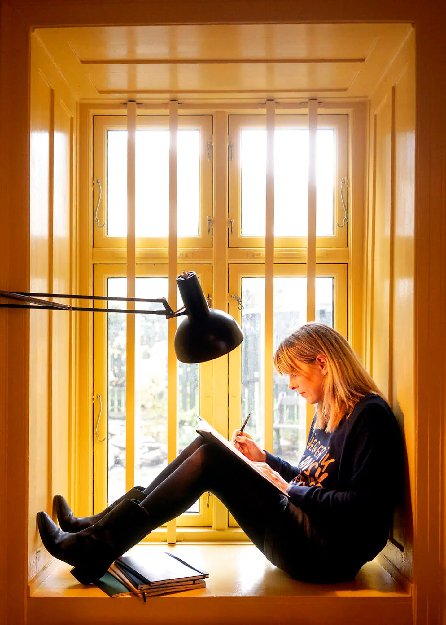 For nylig fik Line Jensen en butik i Nansensgade. Nu er det her, hun sidder og tegner fra sin hverdag på Amager.