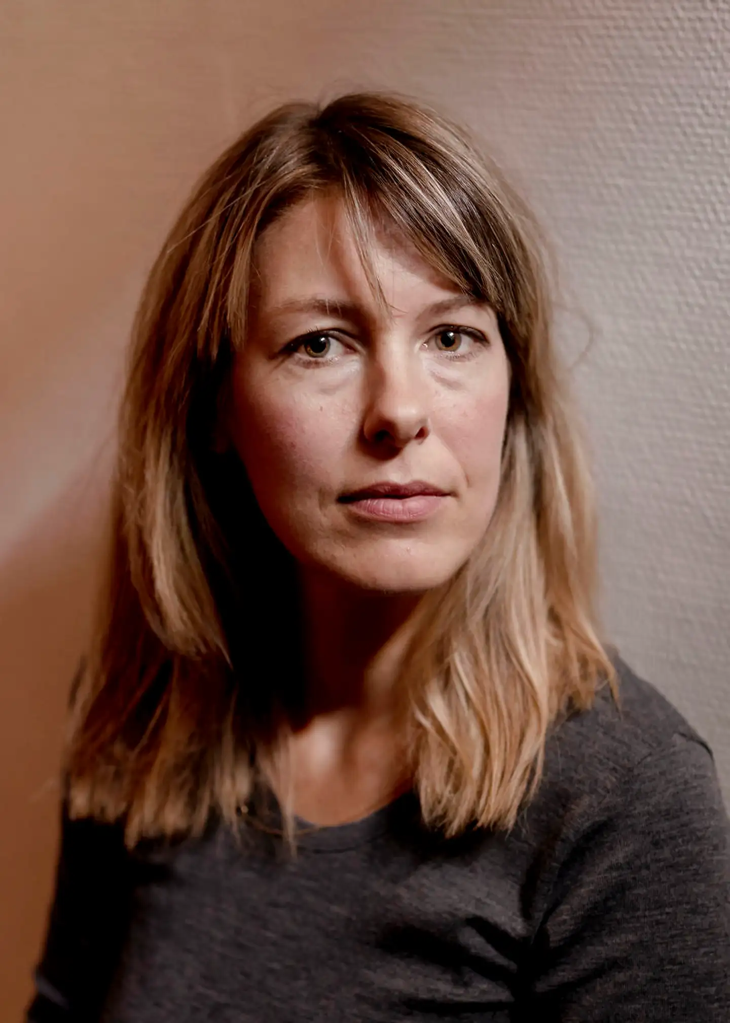 »Så snart vi var skilt, var det nemmere, fordi jeg også slap en illusion om, hvordan det burde være. Der var en kæmpe frihed i at sige: Nu er jeg alene med mit barn,« siger Line Jensen, der har tegnet det hele. Også de nætter, hvor hun lå og ventede på, at eksmanden kom hjem.
