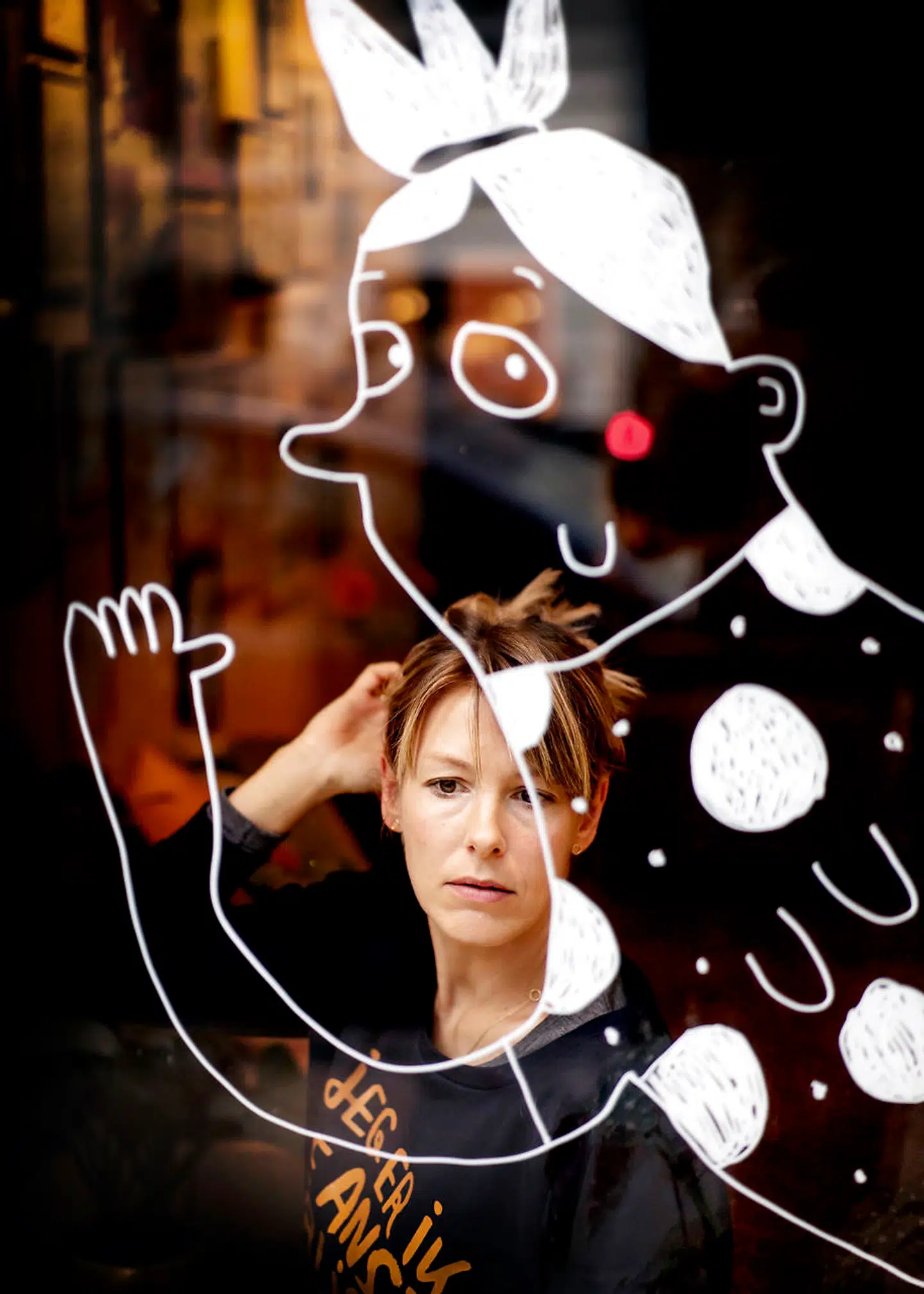 Kvindens arme er præcis så lange, som de bliver på folk, der skal nå det hele på den halve tid.