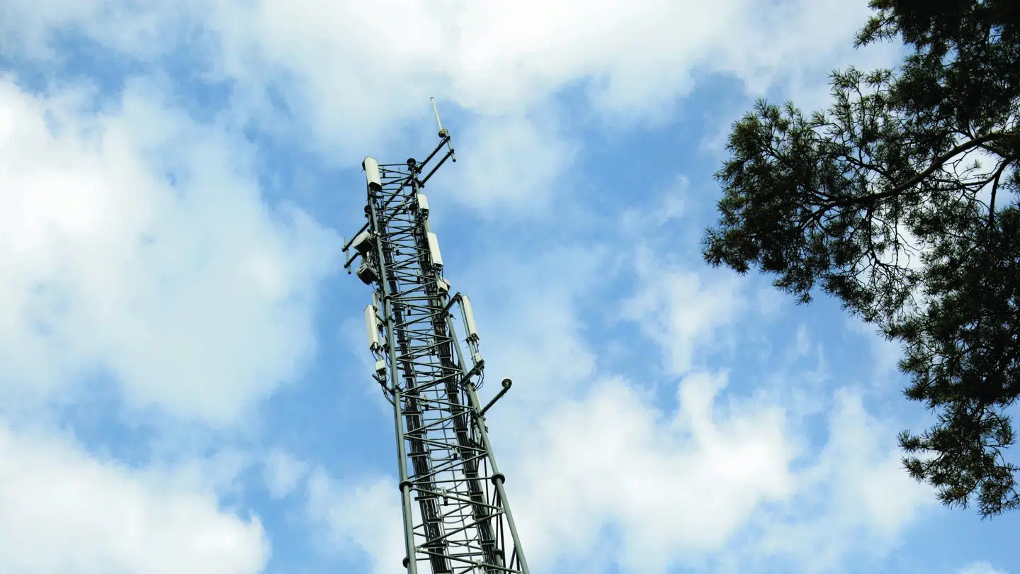 I det samlede klimaaftryk udgør Telias mobilnet en betydelig andel, fordi en mast bruger strøm, men nu er der også set på hele forløbet med at få masten produceret, fragtet hertil og sat op, så telegiganten får et mere detaljeret billede af, hvor der nu skal sættes ind for at nå målet om et rundt nul i CO2-aftryk i 2030.