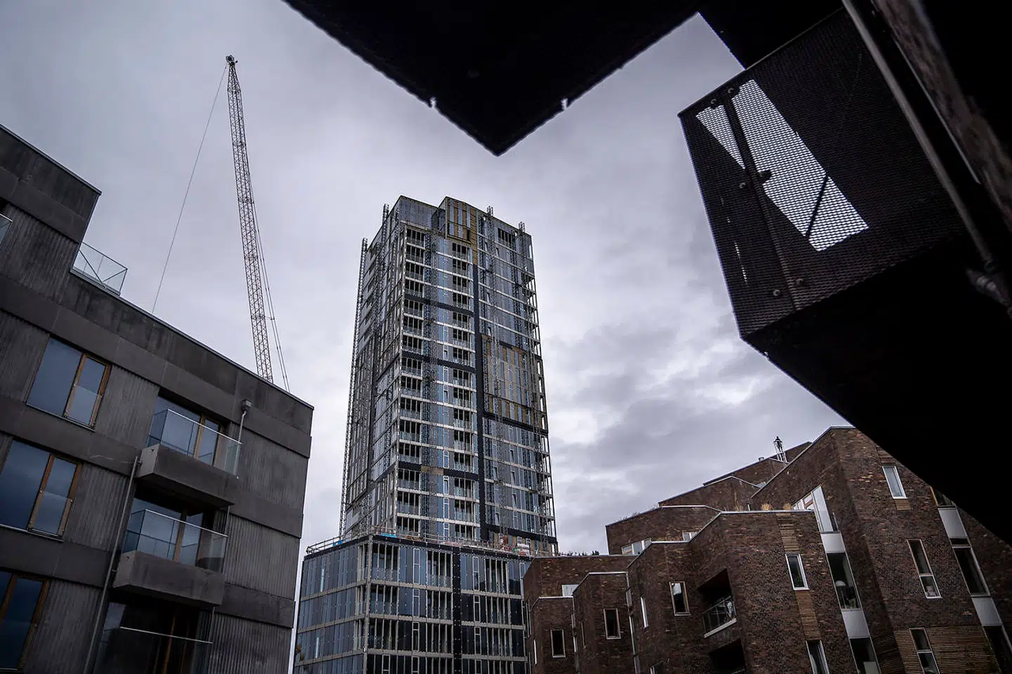 En anonym henvendelse til Københavns Kommune om grov byggesjusk i fundamentet under et 23-etagers højhus på Amager for et halvt år siden har i dag ført til politiefterforskning og beskyldninger om afpresning og forfalskede fakturaer.