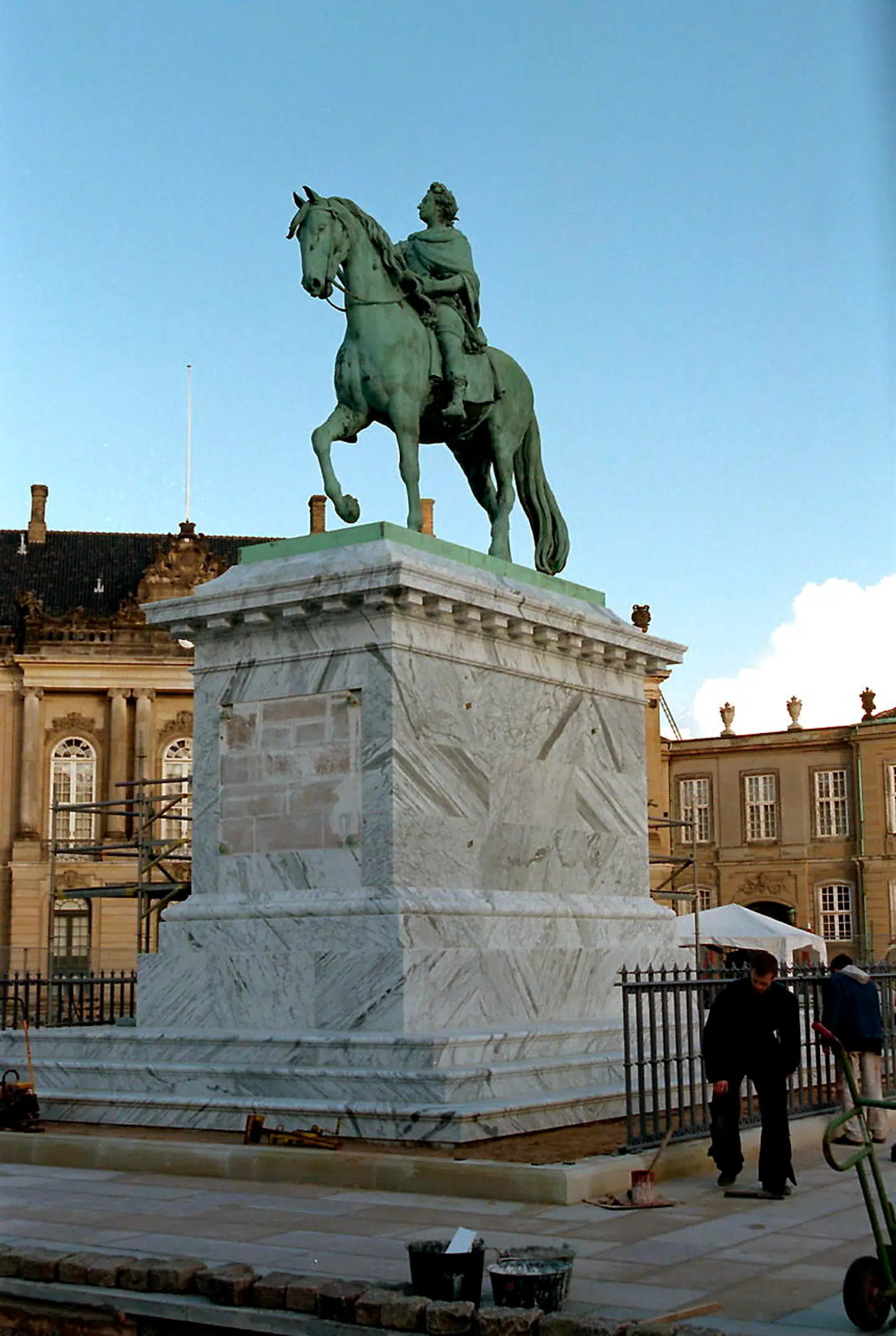 Rytterstatue af Frederik V på Amalienborg Slotsplads. Statuen, der blev indviet i 1771, er skabt af den franske billedhugger Jacques-François-Joseph Saly og betragtes som en af de ypperste rytterstatuer i verden.