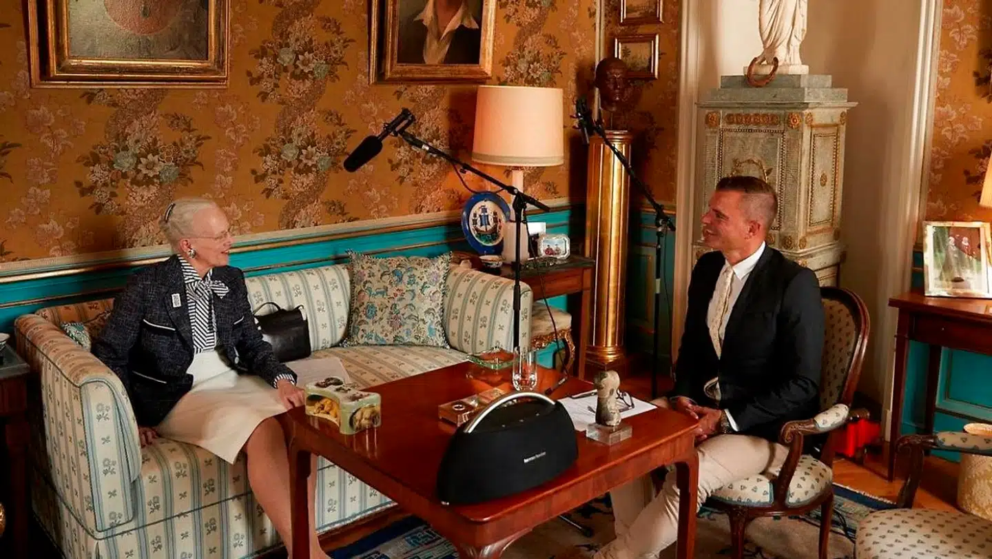 Majestæten i ørerne: Dronning Margrethe lader sig interviewe på Fredensborg Slot af bl.a. Tivolis balletmester, Peter Bo Bendixen.