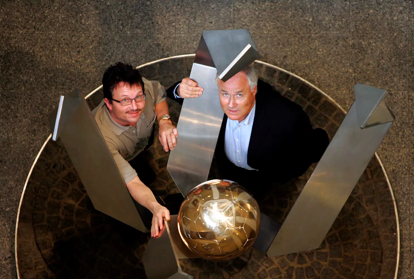 Flemming Østergaard også kendt som Don Ø var i 2008 forlover ved Patrick De Velas bryllup. I dag bor Patrick De Vela angiveligt i Spanien.