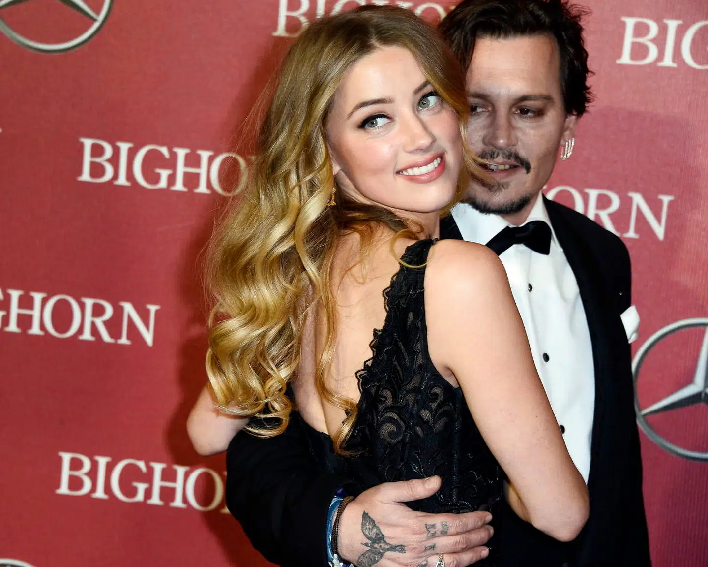 Amber Heard og Johnny Depp ved Palm Springs International Film Festival i 2016. Parret mødte hinanden i 2012. Allerede året efter sendte Depp en række SMS-beskeder, hvori han beskrev sin lyst til at drukne og brænde sin kone.