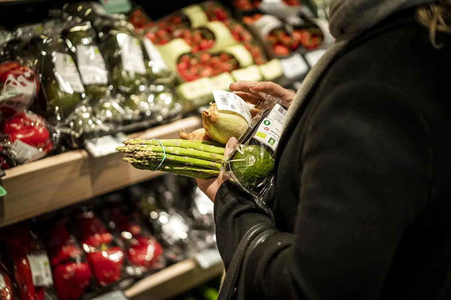»Det er tragikomisk og desværre forventeligt, at symbolpolitiske kampe drejer debatten væk fra det, der virkelig batter. (...) Lad os få proportionerne på plads og debatten tilbage på klimasporet – hele vejen rundt. Det, vi bør diskutere, er nuancerne og elementerne i regeringens strategi for grønne offentlige indkøb,« skriver Morten Jung.