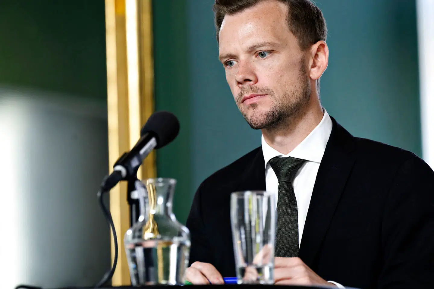 Beskæftigelsesminister Peter Hummelgaard (S) er gået i hjemmekarantæne, fordi han har været sammen med en, der er testet positiv for coronavirus.