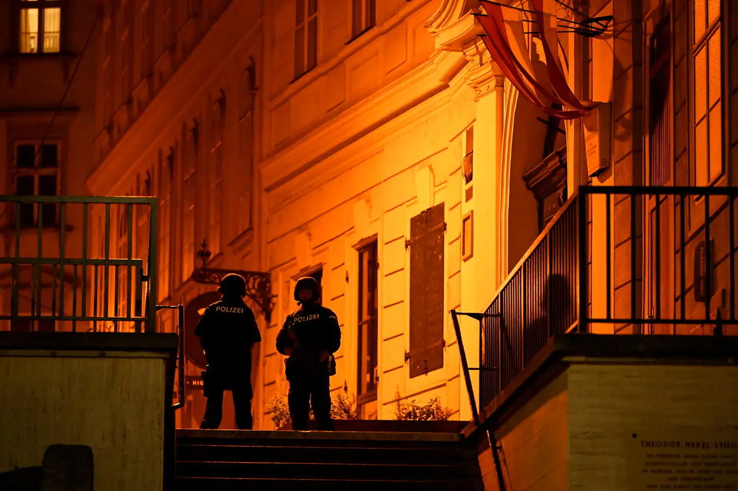 Der var politi og specialenheder i gaderne i nat i Wien, mens alle indbyggere blev opfordret til at holde sig inden døre.