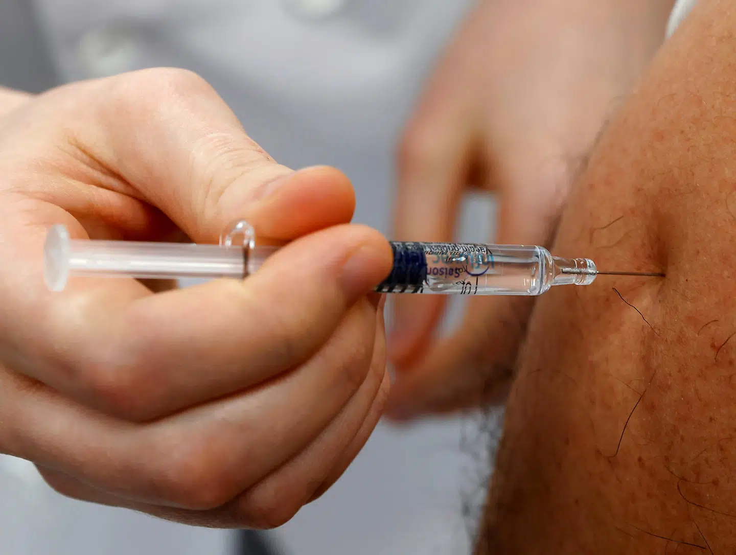 Speciallæge Morten Lind fra Livlægerne i Værløse har aktuelt 700 til 1.000 doser influenzavaccine liggende, som han, indtil videre, forgæves har forsøgt at afsætte til blandt andet kommuner i hovedstadsområdet. Arkivfoto: Pascal Rossignol/Reuters/Ritzau Scanpix