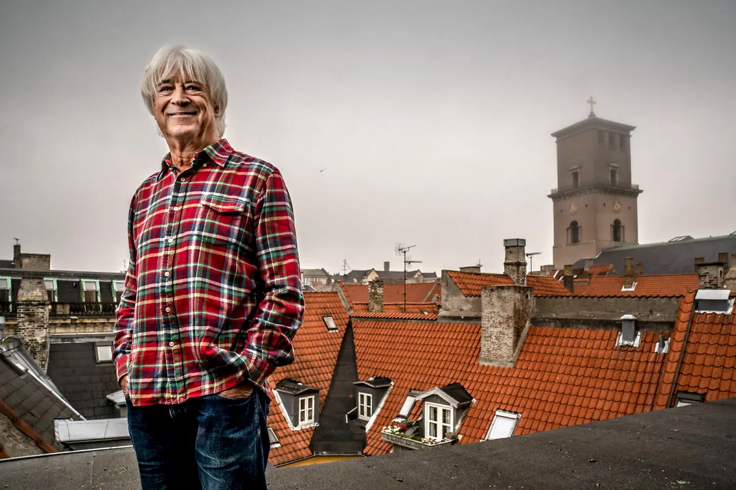 Hjemme i Danmark beskriver Billy Cross en generel bekymring blandt hans venner og bekendte på den anden side af Atlanten.