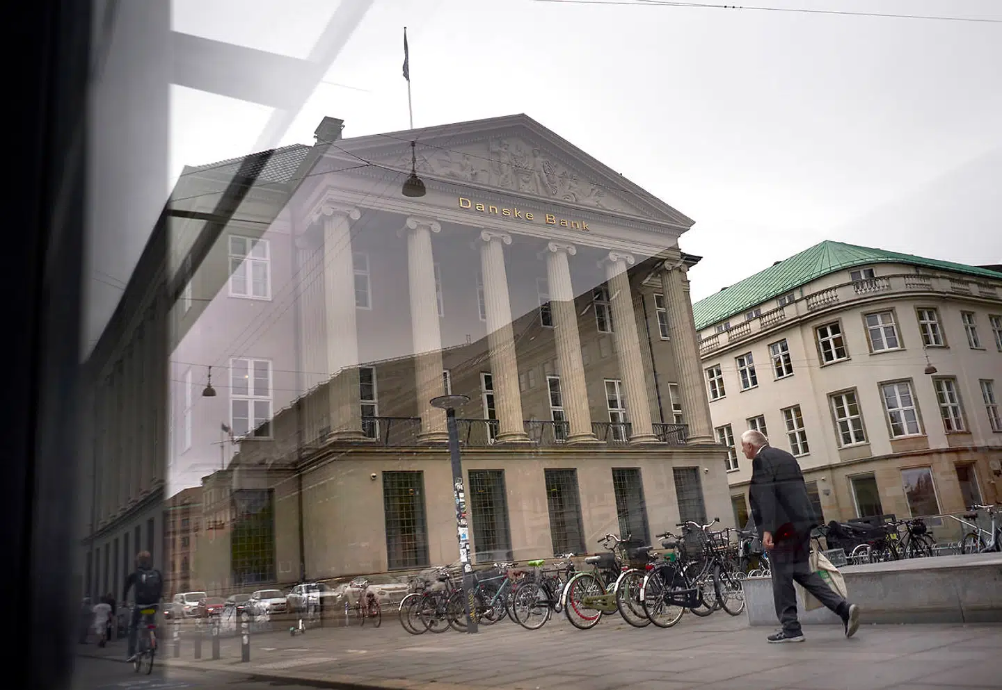 Sagen om Danske Banks fejlagtige opkrævninger får flere og flere udløbere. Senest er der rejst kritik af, hvorfor investorer og aktionærer ikke tidligere fik besked om sagen, ligesom det er kommet frem, at Skattestyrelsen har kørt parløb med banken om pressehåndtering.