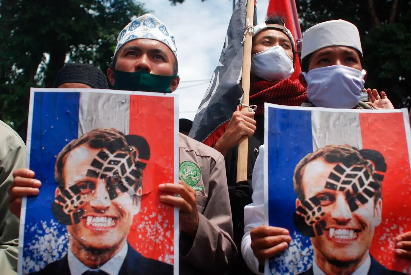 Mandag var der igen protester mod den franske præsident, Emannuel Macron, i Indonesien. I mellemtiden er der små tegn på deeskalering mellem Marcron og Erdogan.