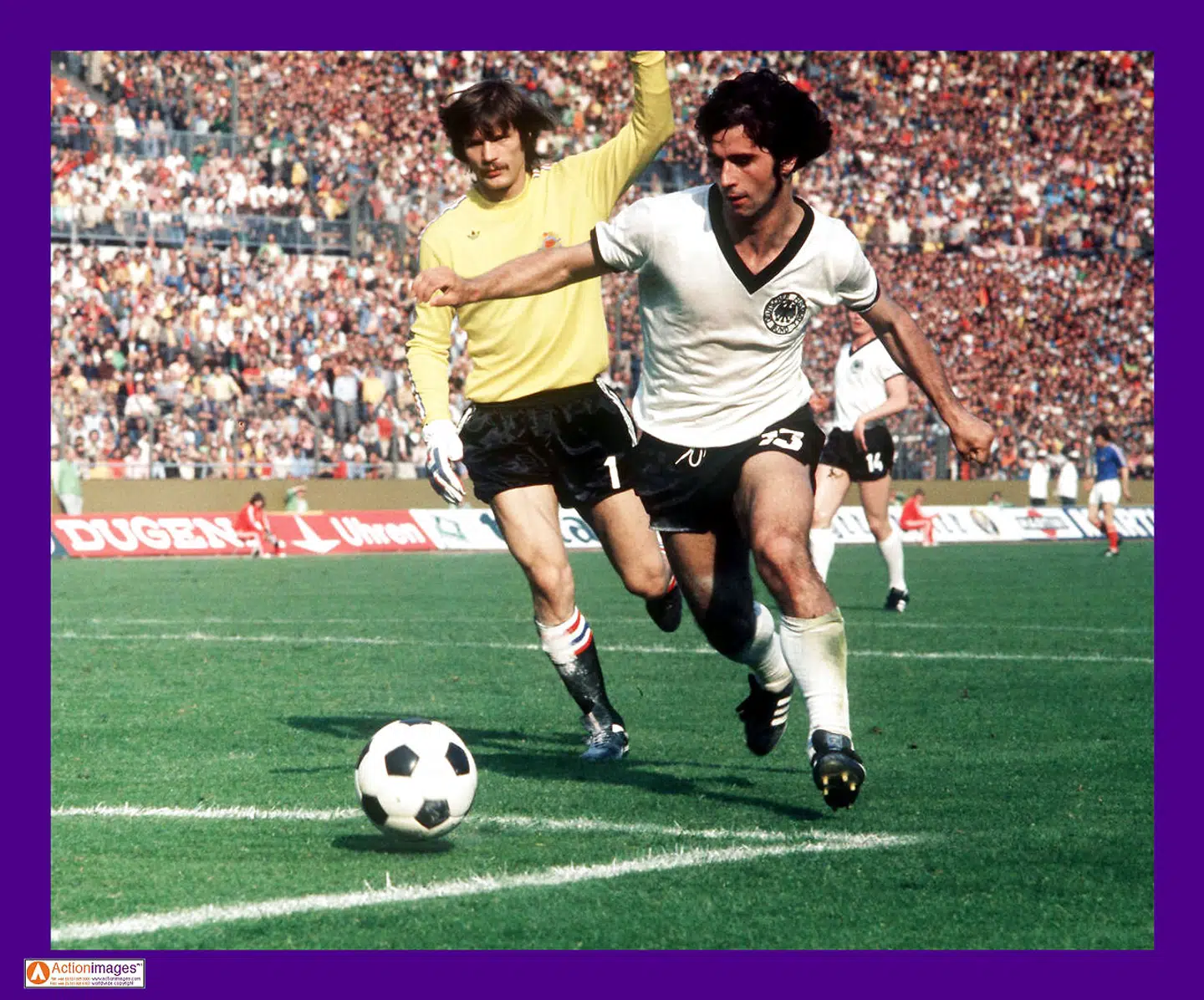 Gerd Müller i aktion for Tyskland mod Jugoslavien under VM 1974.