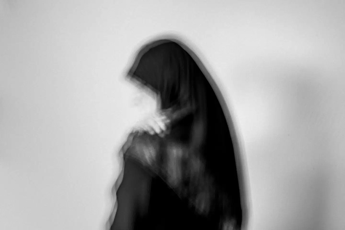 Ofre for æresvold risikerer at leve et liv på flugt, hvor familienetværk, ægtemænd og bekendte efterlyser og forfølger dem, efter de er gået under jorden.