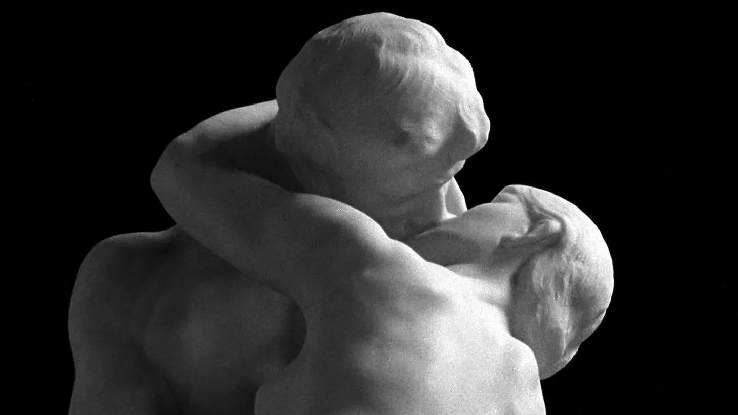 Forelskelse ifølge Madame Nielsen: Den lille ængstelse, den store bæven, to hjælpeløst nyfødte, nøgne, lige kommet til verden ... August Rodins »Kysset«, Glyptoteket.