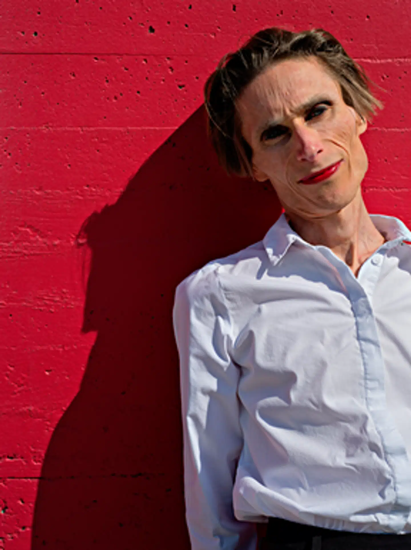 Madam Nielsen dissekerer kærlighedens og forelskelsens natur, hele tiden med katastrofen som en kun alt for nærliggende mulighed og risiko.