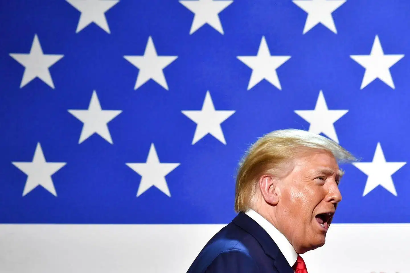 »Tirsdag nat vælger amerikanerne ny præsident. Det kan tage flere uger, før vi har en vinder. Ingen kender resultatet. Alle må gætte og bluffe i ugevis,« skriver Timme Bisgaard Munk.