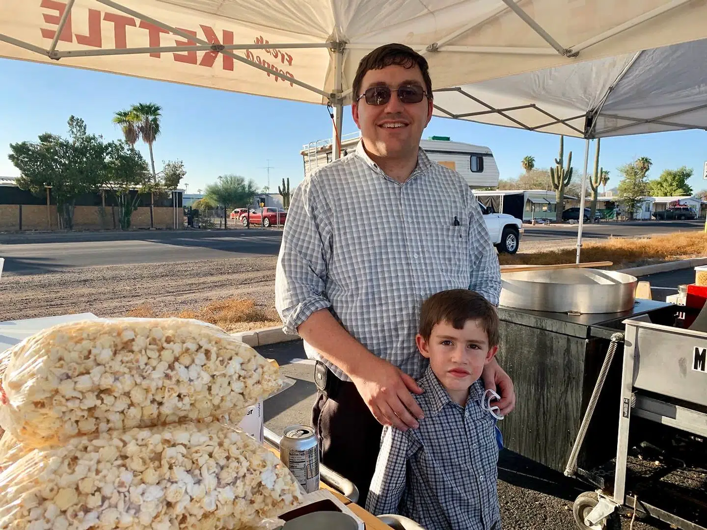 Joseph Mast. Her med sønnen Ethan.