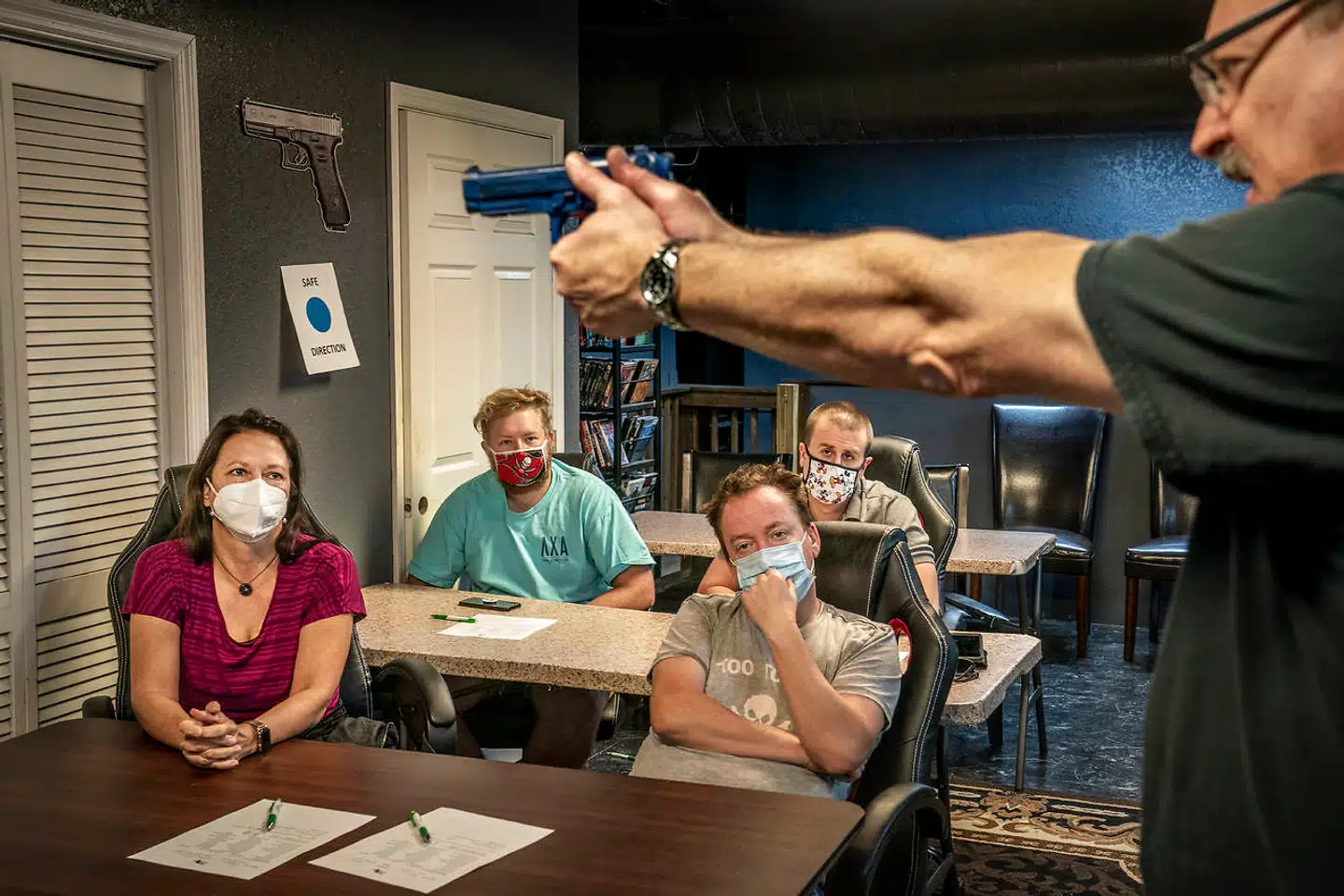 Hos Florida Firearms Academy sælger de våben og kurser til nybegyndere. De har kurser til børn ned i femårsalderen, hvor børnene bliver forklaret, hvad de skal gøre, hvis de får de små fingre i mors og fars våben.