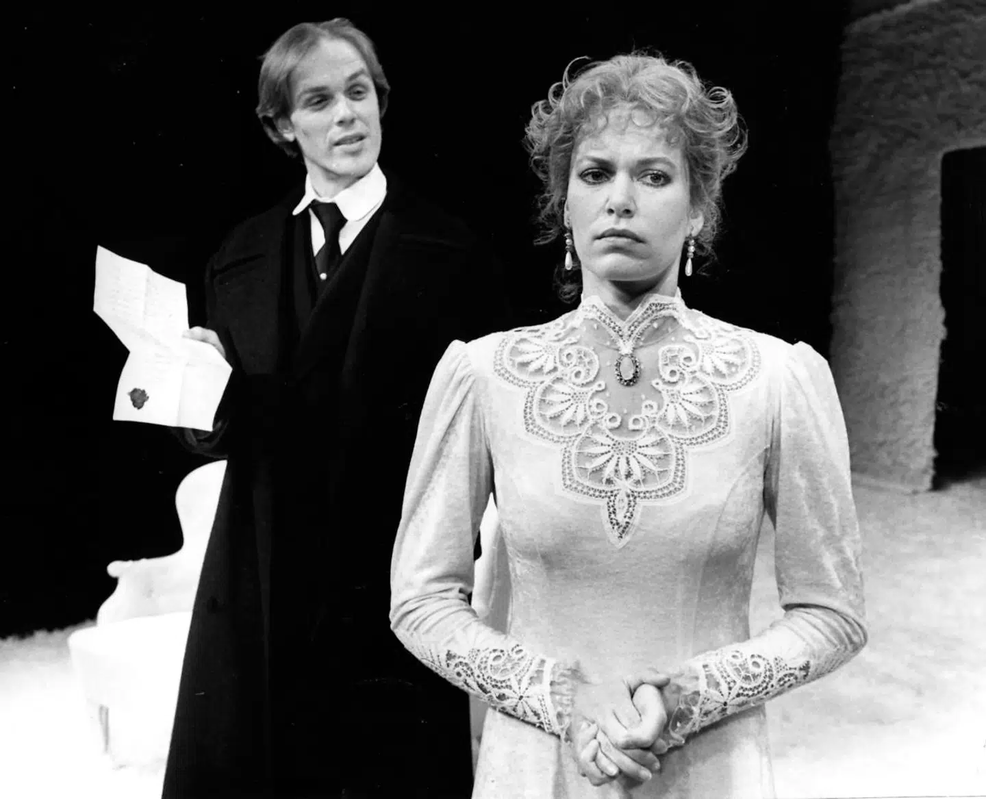 Henrik Ibsens »Et dukkehjem« på Aalborg Teater 1990 med Marianne Mortensen som Nora og Morten Suurballe som hendes plageånd, sagfører Krogstad, der har opdaget, at hun har skrevet falsk under på et lån for at redde sin syge mand.