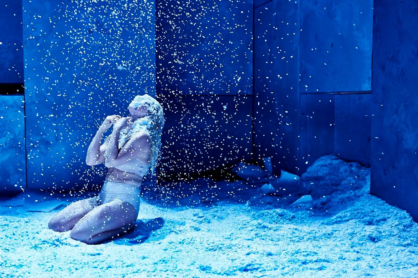 I den afsluttende scene i »Et dukkehjem« på Det Kgl. Teater lader instruktøren Anna Balslev Nora blive genfødt i den hvide sne.