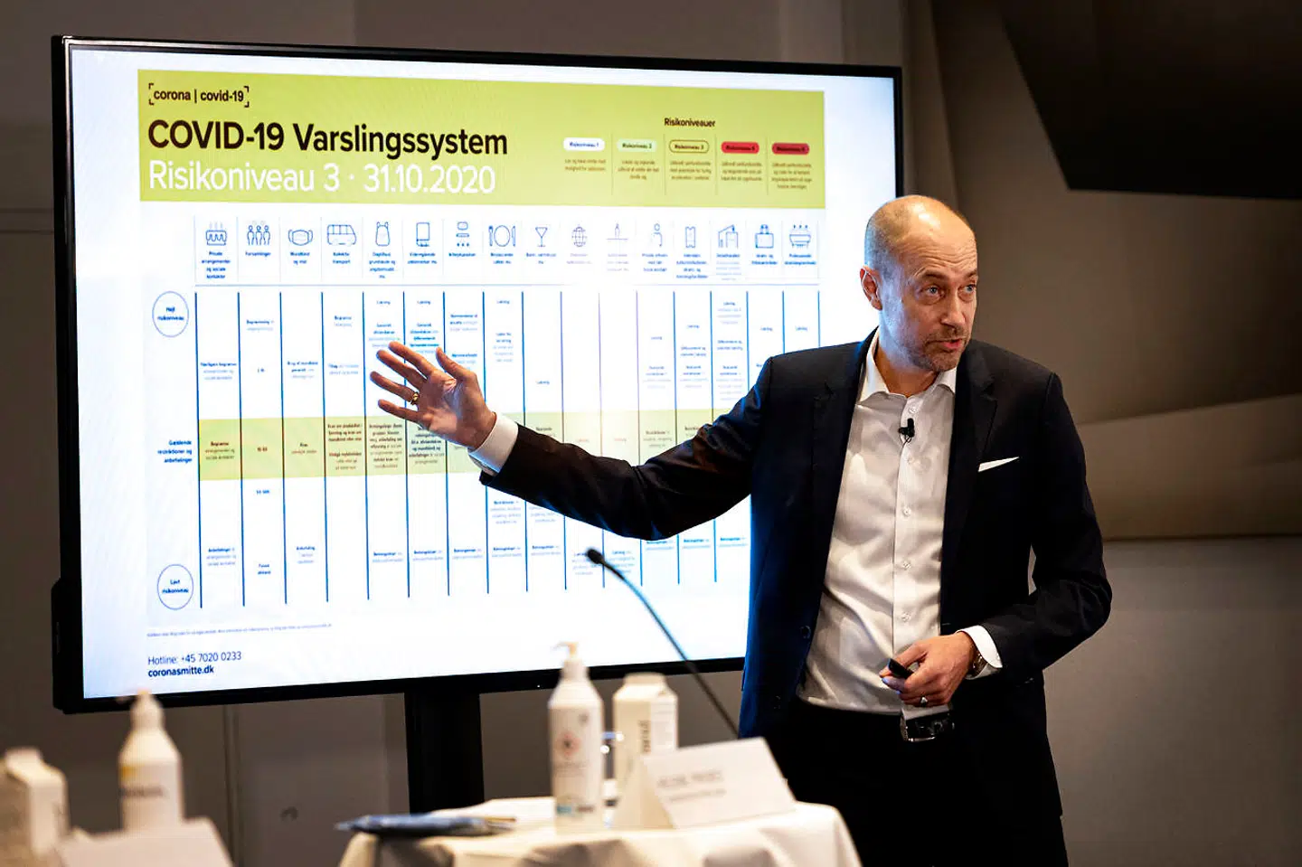 Sundheds- og ældreminister Magnus Heunicke (S) præsenterede lørdag det nye nationale coronavarslingssystem ved et pressemøde. Se varslingsskemaet længere nede i denne artikel.