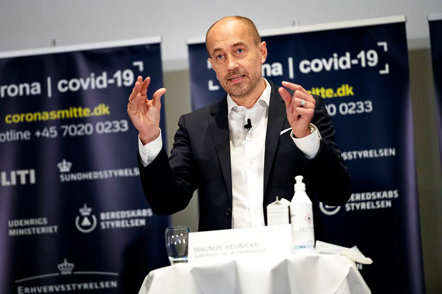 Sundheds- og ældreminister Magnus Heunicke (S), erhvervsminister Simon Kollerup (S), vicedirektør i Sundhedsstyrelsen Helene Bilsted Probst og afdelingschef i Statens Serum Institut Tyra Grove Krause har netop præsenteret det nye varslingssystem.