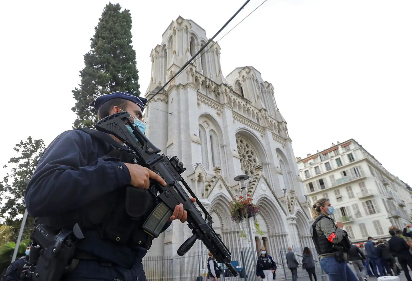 Arkivfoto. Bevæbnede politibetjente efter terrorangrebet i Nice.