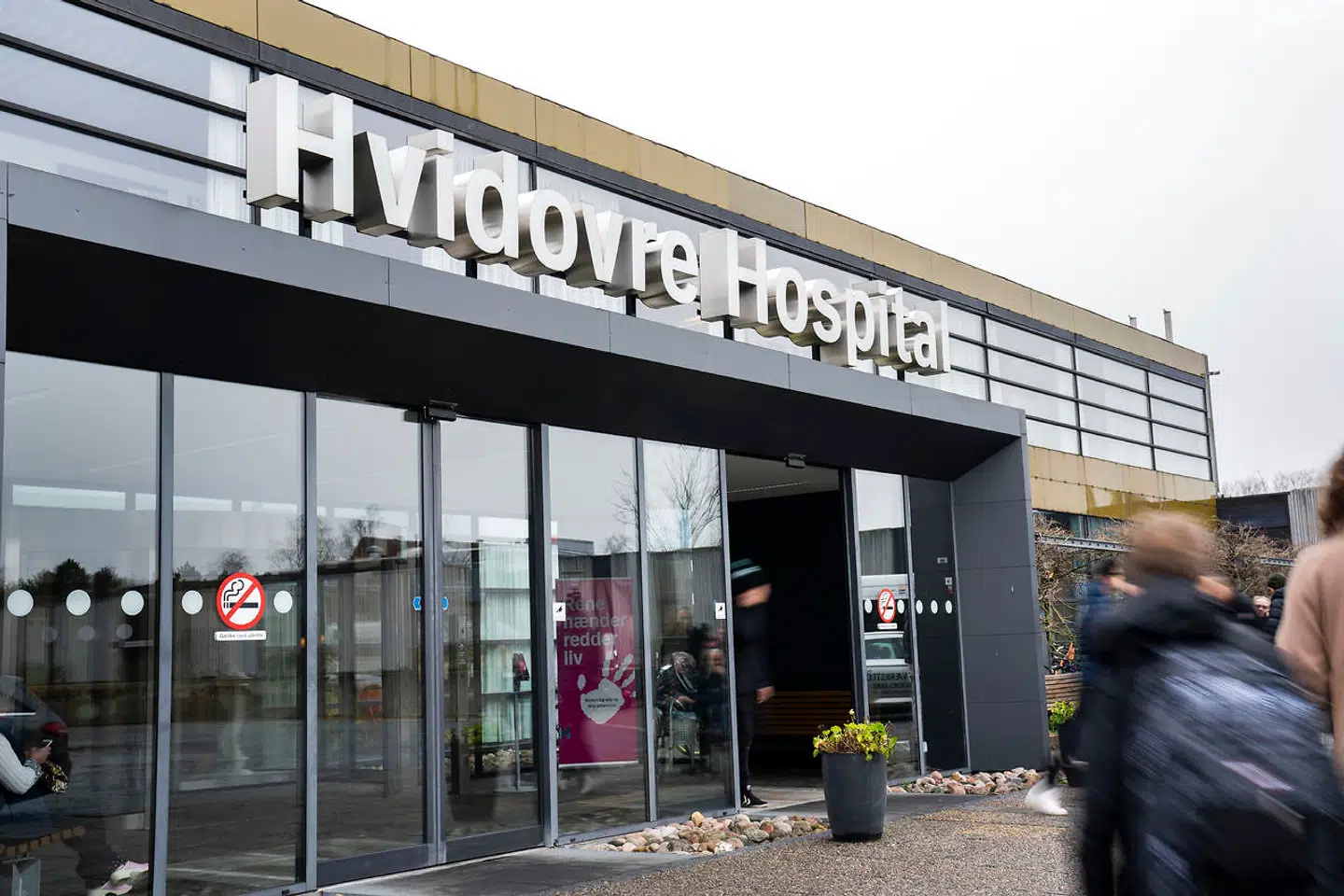 Politiet er rykket talstærkt ud til Hvidovre Hospital.