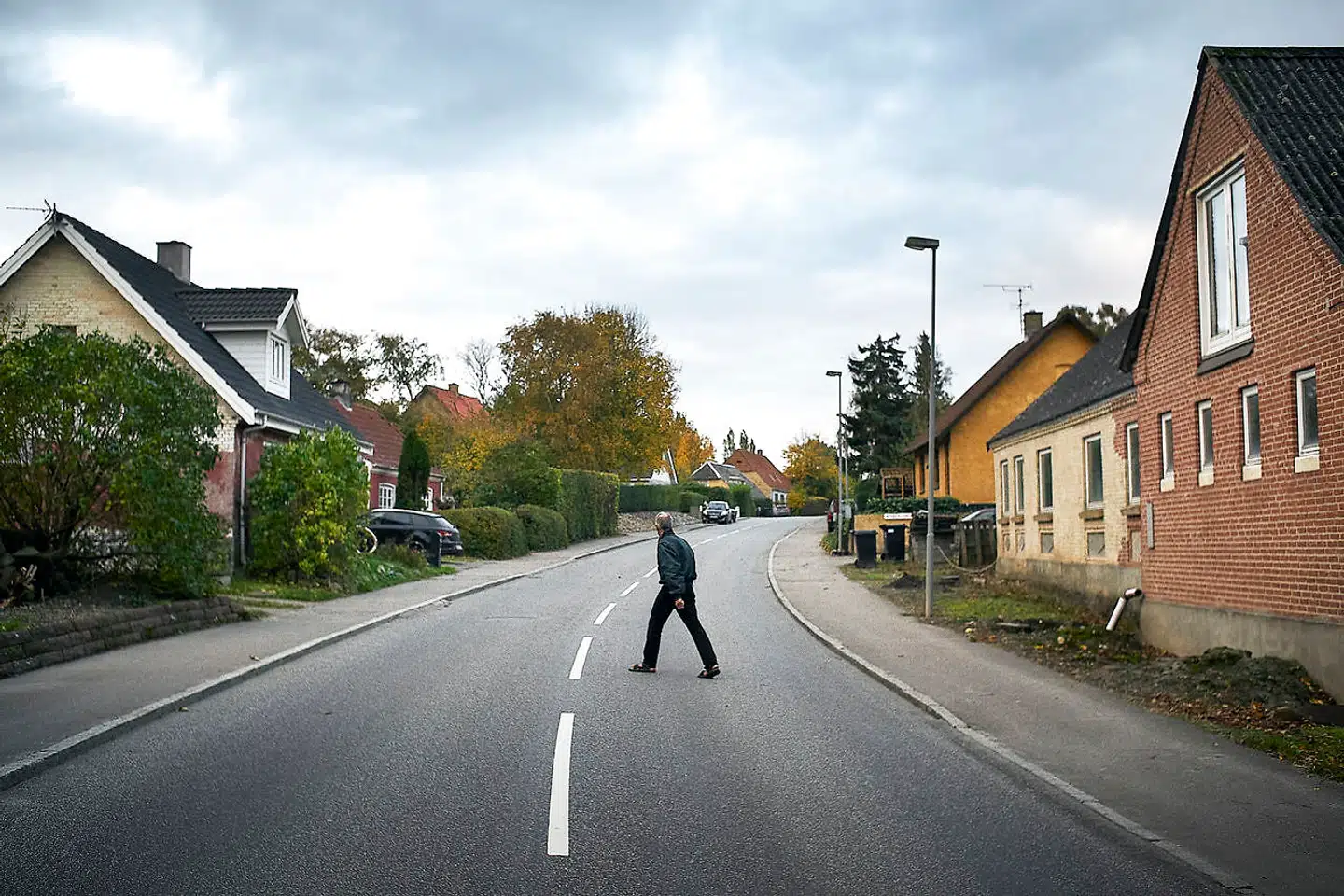 Aksel Ankerstjerne bor i den lille landsby Mullerup på Vestsjælland, hvor der for to år siden blev begået et drab, og for få uger siden eksploderede en håndgranat i byen.