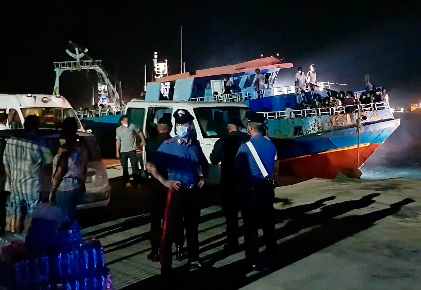 Kystvagter ved den italienske ø Lampedusa. Ifølge flere terrorforskere bruger terrorister flygtningestrømmene til at komme til Europa.