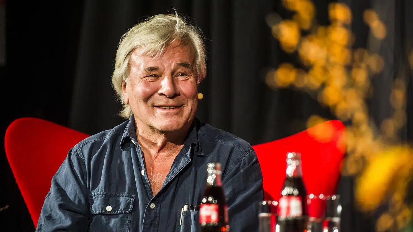 »Guillou synes ikke at tilstræbe en højere filosofisk morale, men har klart et mål med sine bøger. Det bliver nærmest slynget ud i hovedet på læseren, så spytskvæt rammer én midt i synet, og man instinktivt trækker sig tilbage – det kunne jo være, at der var en snotter på vej.«