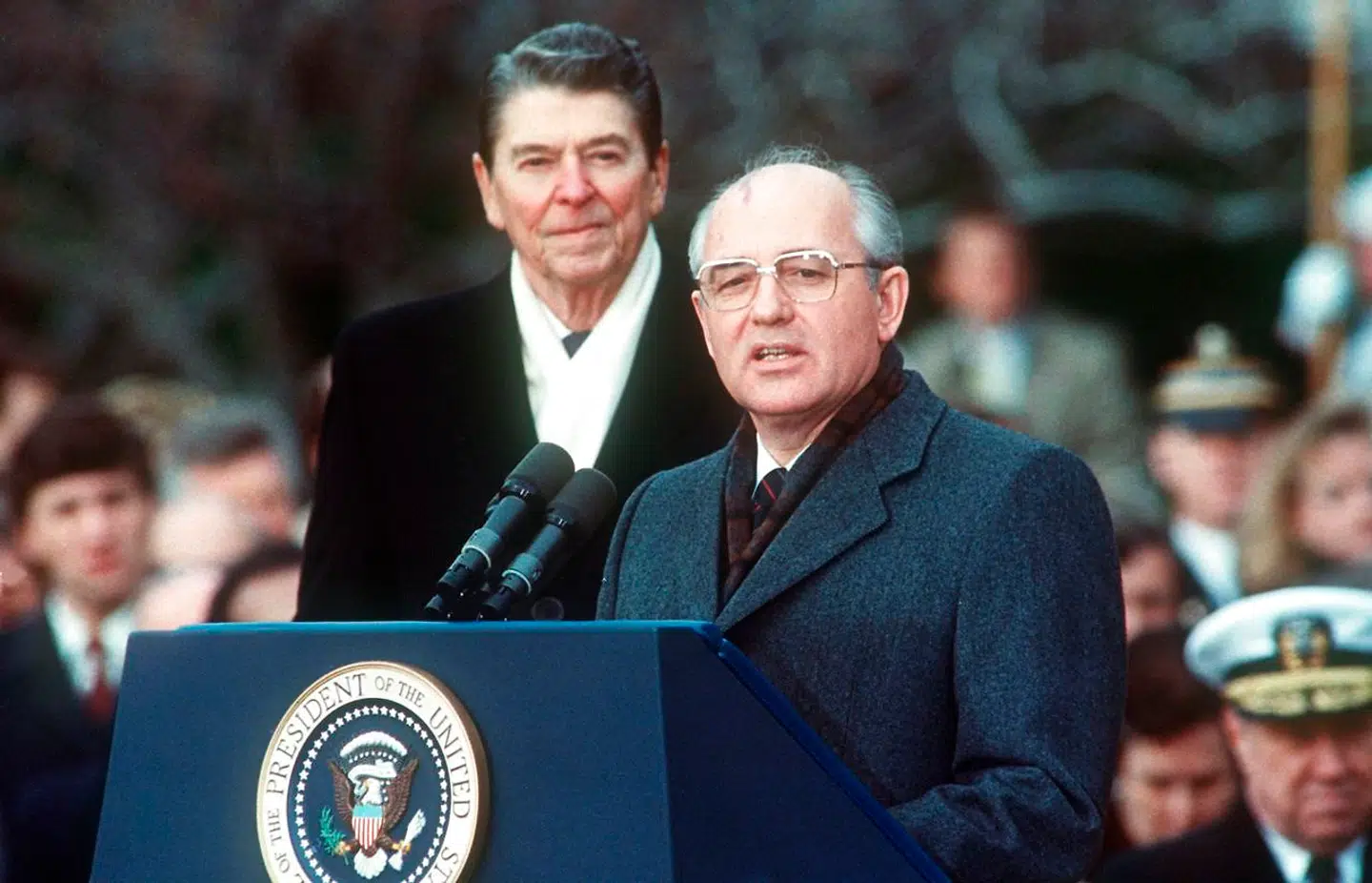 USAs præsident Ronald Reagan bag Sovjetunionens præsident Mikhail Gorbatjov under en velkomstceremoni ved Det Hvide Hus i december 1987.