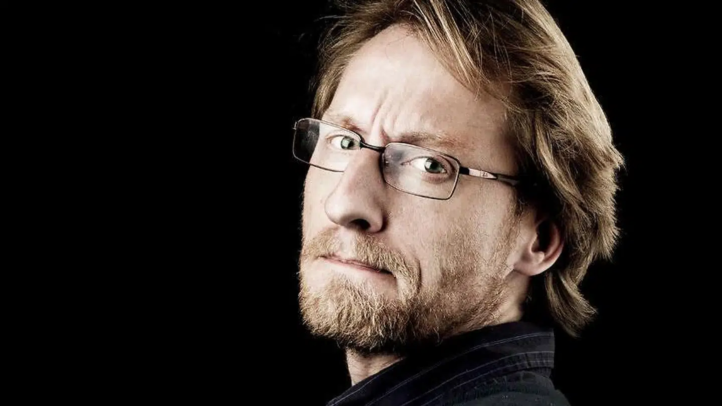 Louies digte viser en vildere og stærkere måde at bruge sproget på end hos alle voksne digtere, siger Weekendavisens boganmelder og redaktør på Hvedekorn, Lars Bukdahl.