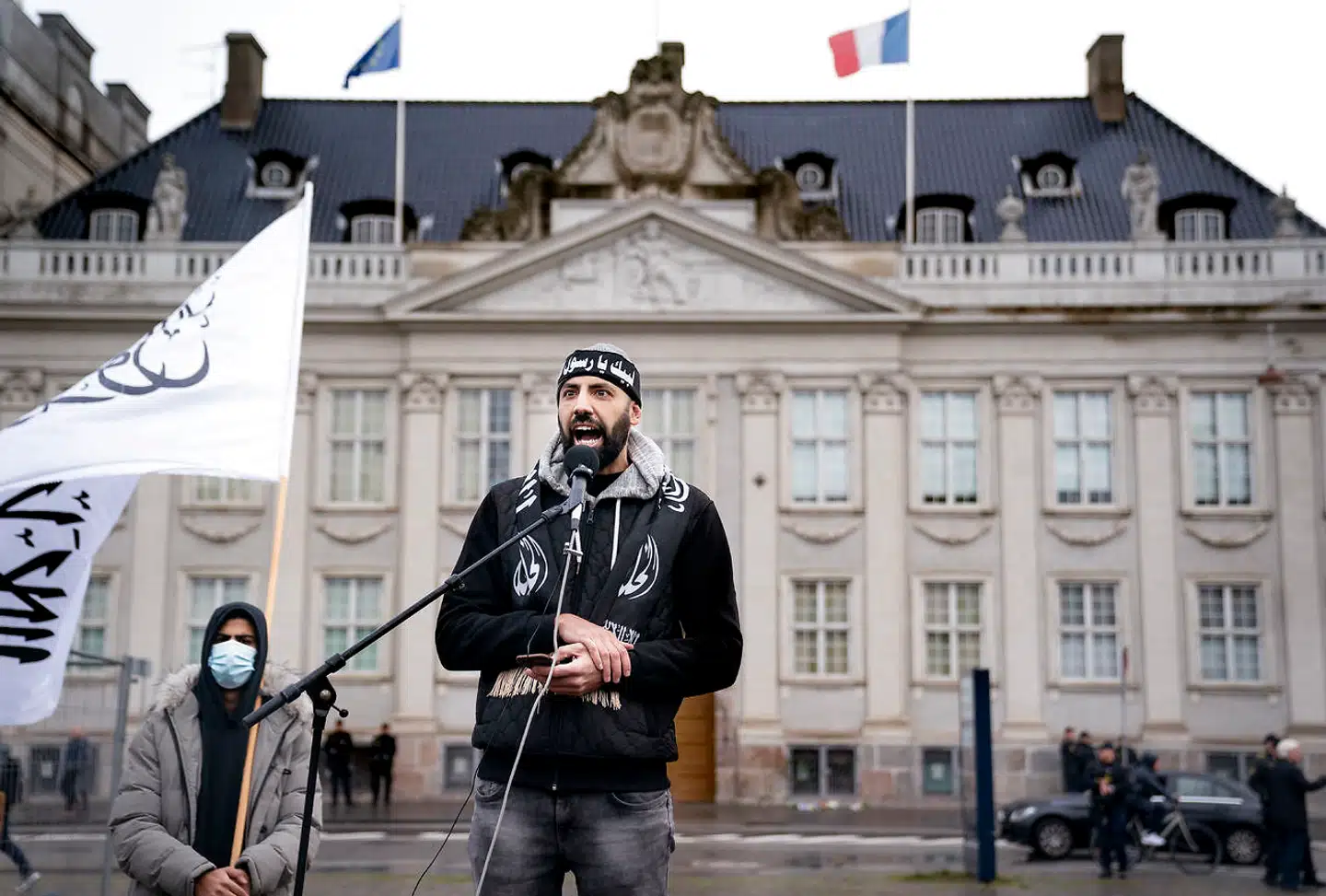 Hizb ut-Tahrirs demonstration og, uden for billedet, Stram Kurs' moddemonstration foran den franske ambassade på Kongens Nytorv.