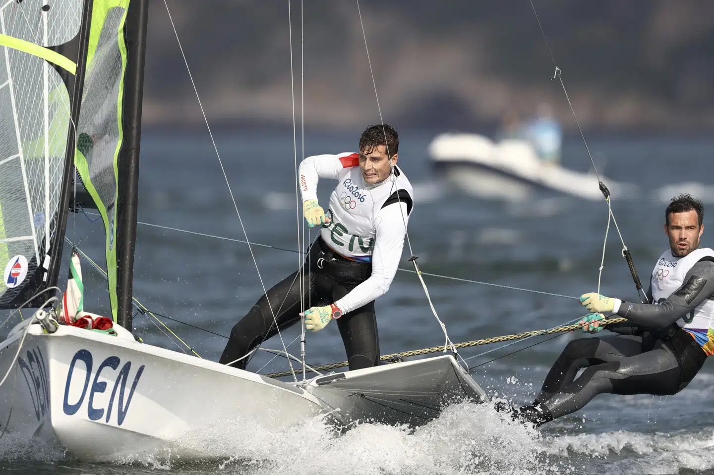 Den danske 49er med Jonas Warrer (th) - her ved OL i 2016 - skal efter planen på træningslejr i Portugal, men det er ikke sikkert, at den kan afvikles. (arkivfoto) Benoit Tessier/Reuters