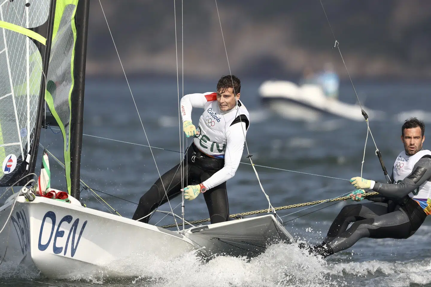 Den danske 49er med Jonas Warrer (th) - her ved OL i 2016 - skal efter planen på træningslejr i Portugal, men det er ikke sikkert, at den kan afvikles. (arkivfoto) Benoit Tessier/Reuters