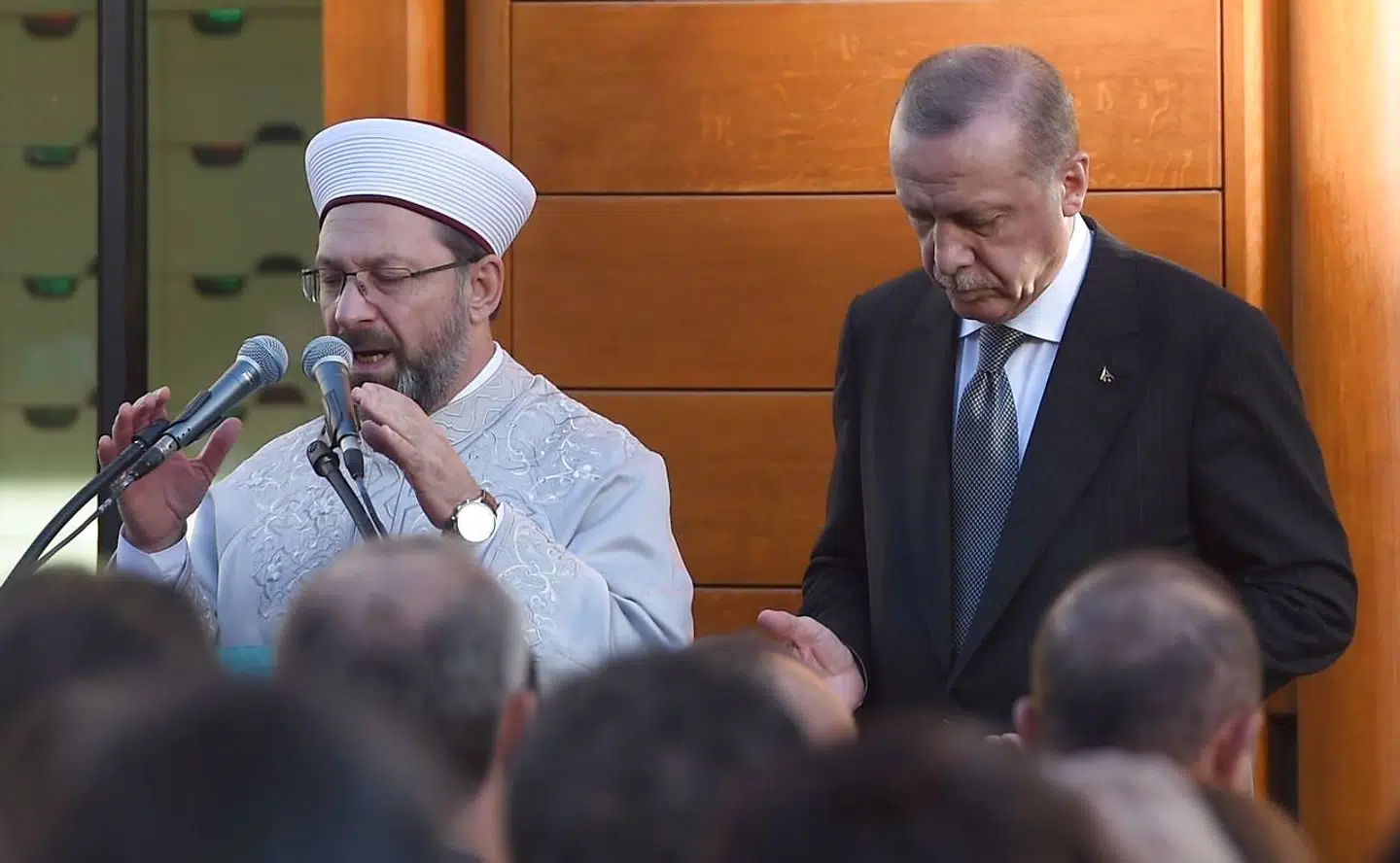 Den tyrkiske præsident, Recep Tayyip Erdogan, (th.) og imam og præsident i Diyanet Ali Erbas beder ved åbning af en tyrkisk statskontrolleret moské i Tyskland.