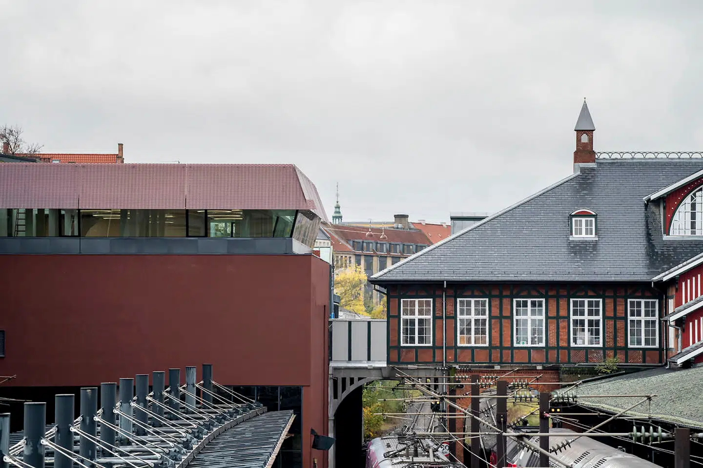 Sådan ser Østerport II nu ud fra bagsiden. Til højre ses stationsbygningen på Østerport.