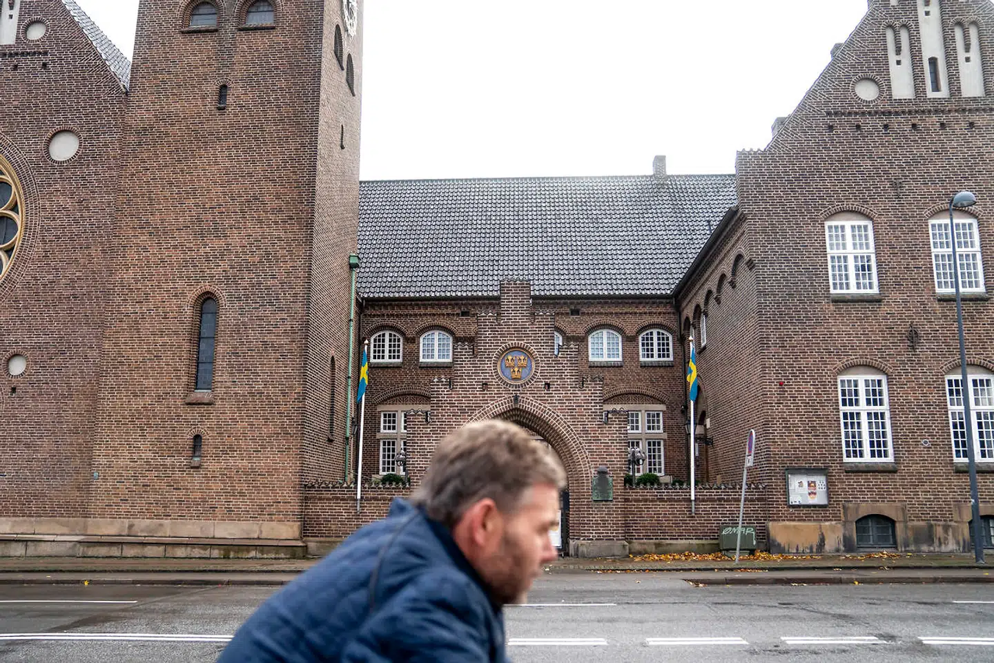 I Lokalplan nr. 521 fra 2015 står der: »Facader skal holdes i en overvejende rødbrun farve, der skal fremstå afstemt i forhold til stationsbygningen på Østerport Station og Den Svenske Kirke.« Den svenske kirke ligger overfor Østerport II på Folke Bernadottes Allé.