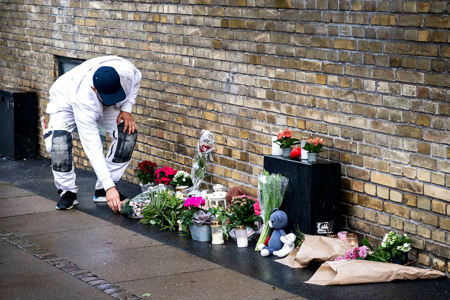 Der er lagt blomster og bamser ved Peter Bangs Vej , på stedet hvor en lille pige døde i et mystisk trafikuheld.