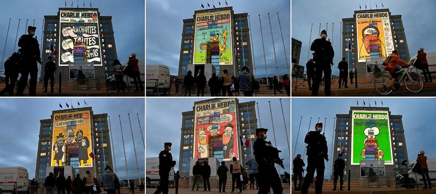 Forsider af satiremagasinet Charlie Hebdo bliver projiceret op på facaden af Hotel de Region i Montpellier i en sympatitilkendegivelse med den dræbte underviser Samuel Paty.