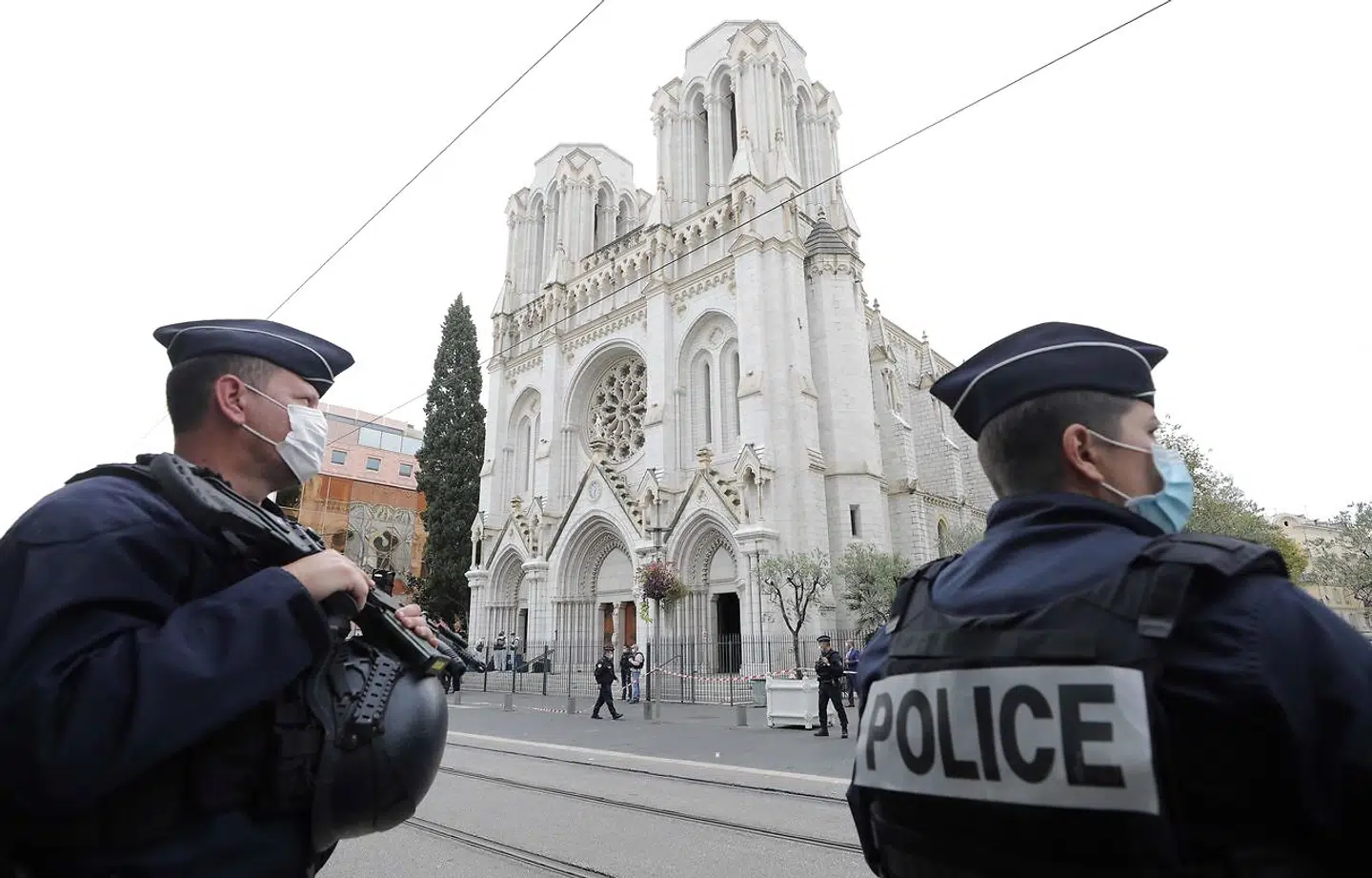 Har franskmændene fået nok af islamistisk terror? Her politi, der holder vagt uden for Nortre-Dame-kirken i Nice, hvor tre mennesker torsdag blev myrdet i et knivangreb.