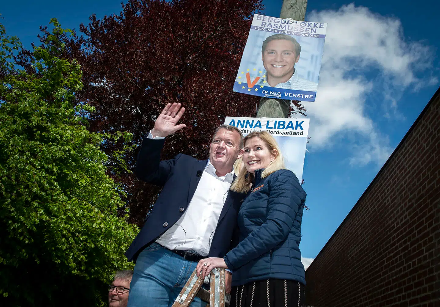 Venstres daværende formand, Lars Løkke Rasmussen, hængte valgplakater op i Græsted sammen med Anna Libak i 2019.