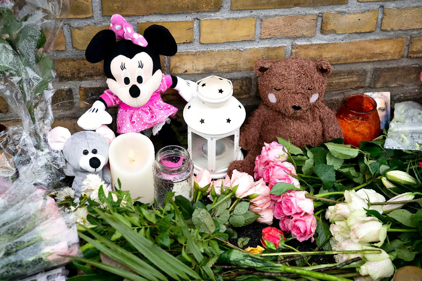 Blomster og bamser er blevet lagt ved ulykkesstedet ved Peter Bangs Vej 252, hvor en lille pige døde i et mærkeligt og tragisk trafikuheld.