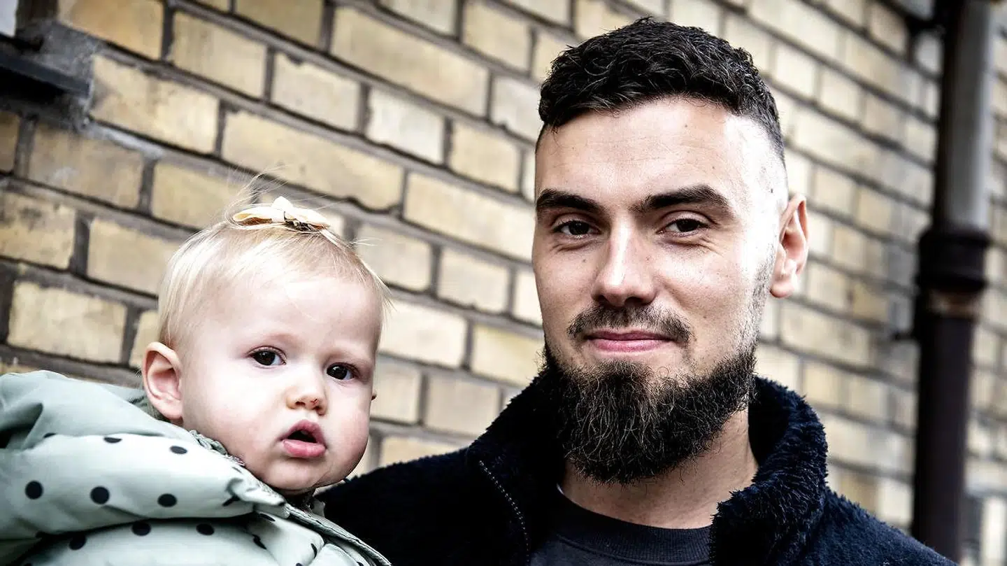 Jonatan Sørensen med sin datter, Nora, bor tæt på det sted på Peter Bangs Vej, hvor en flugtbilist onsdag kørte en femårig pige ihjel.